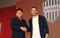 YILDIZ FUTBOLCU - Podolski İmzayı Attı
