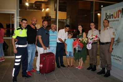 Şehidin Emanetleri Muğla'da Jandarma Tarafından Çiçeklerle Karşılandı