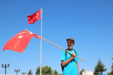 63 Yaşındaki Adam Elinde Türk Bayrağıyla Ankara'ya Yürüyor