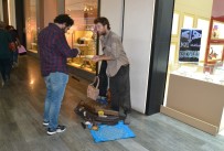 LYON - Atatürk Havalimanı'nda Konser Veren Sokak Müzisyenine Polis Müdahale Etti