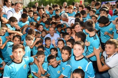 Büyükşehir Yaz Futbol Okulları Açıldı