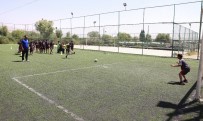 FUTBOL OKULU - Gürpınar'da Gençler Spora Kazandırılıyor