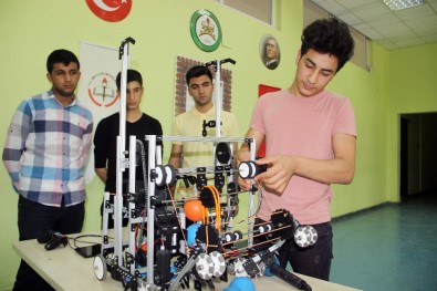 İki Ayda Yaptıkları Robotla Türkiye'yi Temsil Edecekler