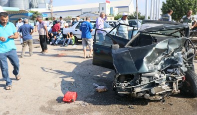 Otomobiller Kafa Kafaya Çarpıştı Açıklaması 2'Si Çocuk 10 Yaralı