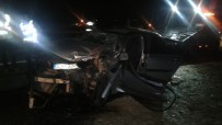 HAYDARLı - Seyir Halindeki Traktöre Çarpan Otomobil Sürücüsü Ağır Yaralandı