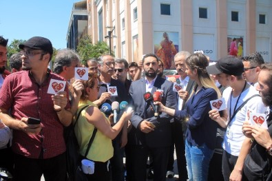 İstanbul'daki Suriyeliler, Üzerinde 'Kırmızı Kalp' Bulunan Afiş Dağıttı