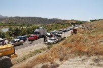 Tır Devrildi, Trafik Kilitlendi