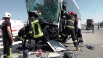 Yolcu otobüsü kepçeye çarptı: 15 yaralı