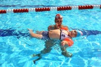 KARABAĞ - Bayraklı'da Yüzmeye Engel Yok