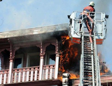 Arnavutköy'de ahşap binanın çatısında yangın çıktı