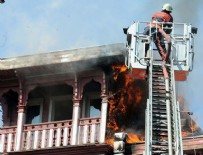 BİNA YANGINI - Arnavutköy'de ahşap binanın çatısında yangın çıktı