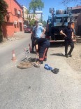 YAVRU KÖPEK - Eyüp Belediyesi Veteriner İşleri Müdürlüğü Ekipleri Kanala Düşen Yavru Köpeği Kurtardı