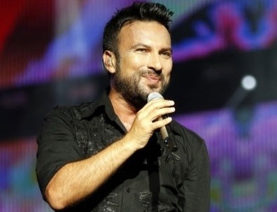 Tarkan eşinin önünde diz çöktü