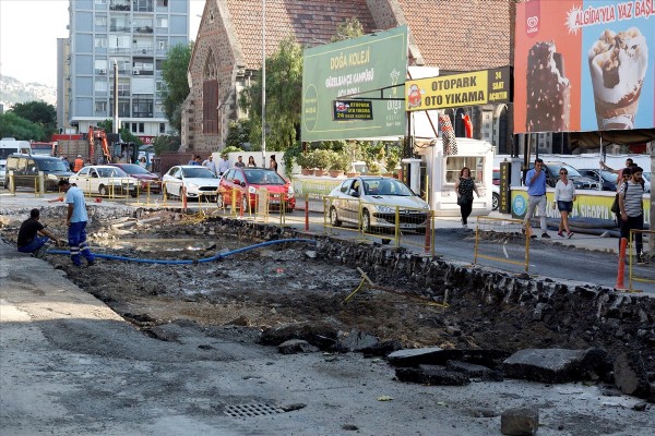 Grev ve tramvay çalışmaları İzmir trafiğini durdurdu