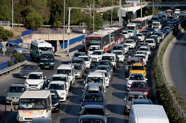 Grev ve tramvay çalışmaları İzmir trafiğini durdurdu