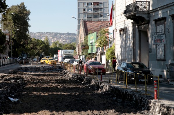 Grev ve tramvay çalışmaları İzmir trafiğini durdurdu