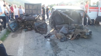 Kazada Otomobil İkiye Bölündü Açıklaması 4 Yaralı