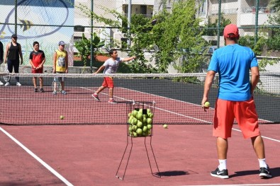 Konyaaltı'nda Tenis Ve Halk Oyunu Kursları