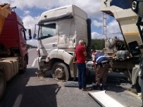 HAFRİYAT KAMYONU - Şile Yolunda Hafriyat Kamyonları Çarpıştı Açıklaması 2 Yaralı