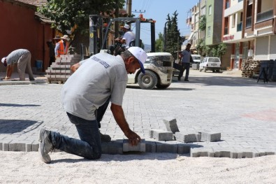 Yunusemre'de Kilit Parke Taşı Çalışmaları Sürüyor