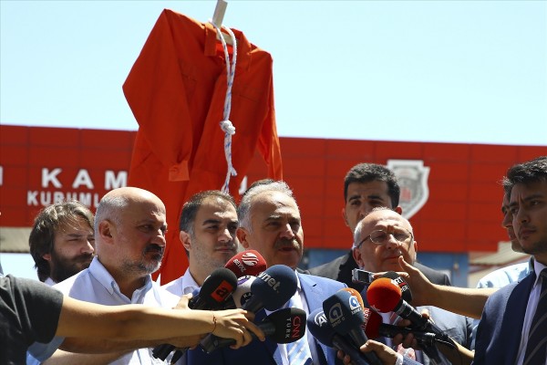 CHP 'tek tip kıyafetten' rahatsız