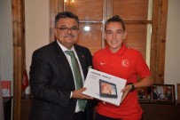 HÜSEYIN DEMIRBAŞ - Başkan Yağcı, İşitme Engelliler Bayan Milli Futbol Takım Oyuncusu Aktaş'la Bir Araya Geldi