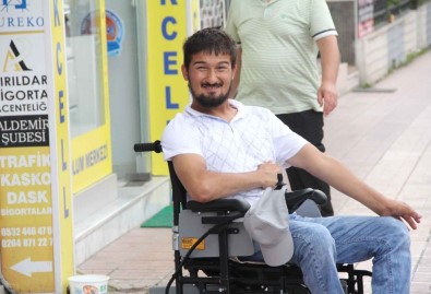 Eskiyen Akülü Sandalyesi Yenilenen Engelli Vatandaşın Mutluluğu Gözlerinden Okundu