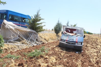 Kamyonet Tarlaya Uçtu Açıklaması 9 Yaralı