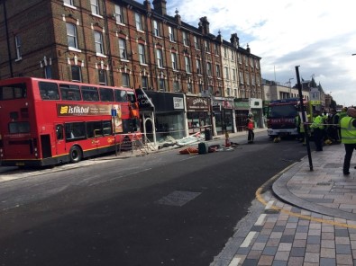 Londra'da Yolcu Otobüsü Mağazaya Girdi