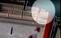 Tramvay Kadına Böyle Çarptı