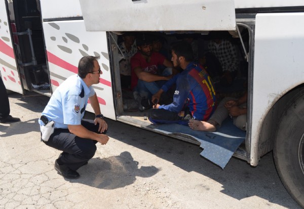 Otobüsten 119 göçmen çıktı