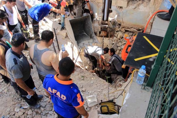 Göçük altında kalan işçiye 2 buçuk saat sonra ulaşıldı!