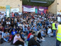 İsveç'te Mülteciler İçin Protesto Gösterisi