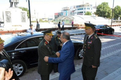 Kara Kuvvetleri Komutanı Orgeneral Çolak'tan Vali Kaban'a Veda Ziyareti