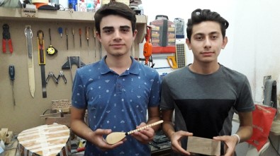 Kırşehirli Gençler Saz Yapımını Öğreniyor
