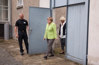 Merkel'den Eski Stasi Hapishanesine Ziyaret