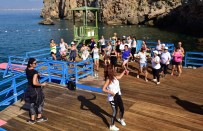 PıNAR AYDıN - Muratpaşalı Evkadınları Plajda Zumba Yapıyor