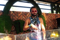 Ünlü Stilist DJ Kabininden Ayrılamıyor