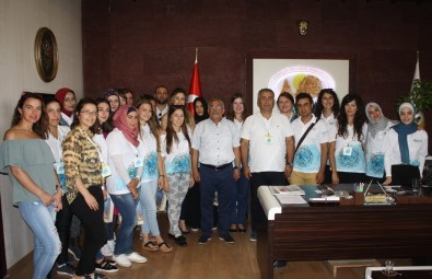 Yunus Emre Enstitüsü Öğrencileri Başkan Karaaslan'ı Ziyaret Etti