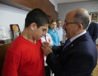 Başkan Gümrükçüoğlu Şampiyon Boksörleri Altın İle Ödüllendirdi