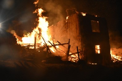 Kızılcahamam'da İki Katlı Bina Alevlere Teslim Oldu