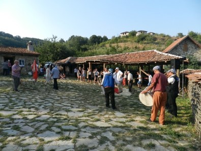 Kosova'nın Geleneklerini Sergileyen 'Etno Fest' Başladı