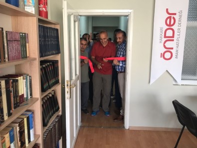 Hakkari'de 'Kitap Kafe Gençlik Merkezi' Açıldı