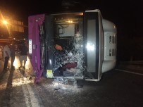 İstanbul'da Virajı Alamayan Otobüs Yola Savruldu
