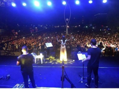 Şarkıcı Tuğba Yurt, İsteği Yerine Getirilmeyince Sahneyi Terk Etti