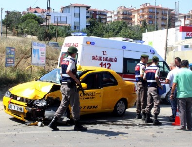 Tekirdağ'da Kamyon İle Ticari Taksi Çarpıştı Açıklaması 2 Yaralı