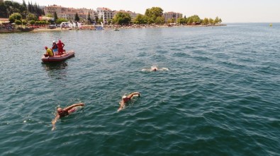 Başkan Karaosmanoğlu Vatandaşlarla Kulaç Attı