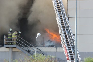 İzmir Alışveriş Merkezi'nin deposunda yangın