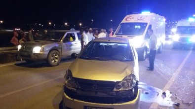 Karaman'da Kamyonet İle Otomobil Çarptı