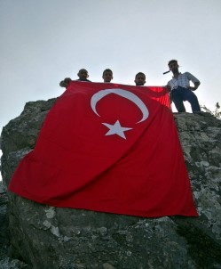 Kastamonulu Gençler, Şehit Eren Bülbül'ü Zirveye Bayrak Dikerek Andı